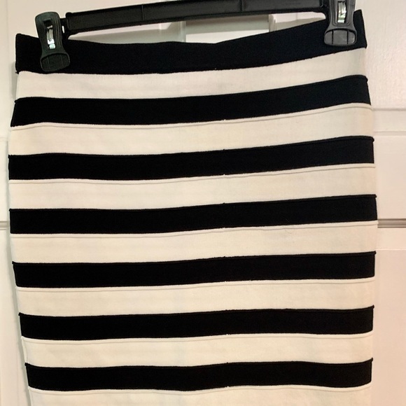 Neiman Marcus Black & White Thick Striped Bodycon Skirt, Size M - Picture 1 of 4